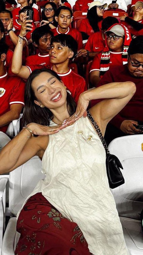 Potret Jennifer Bachdim Nonton Timnas Indonesia Vs Australia, Bersama Suami dan 2 Anak Pergi Naik MRT