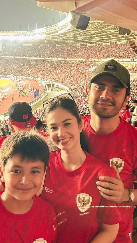 Potret Faradilla Yoshi Nonton Langsung Pertandingan Timnas Indonesia vs Australia di GBK, Penampilannya Disebut Masih Seperti Anak Gadis