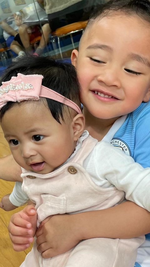 Potret Lucu Rayyanza saat Gendong Baby Lily, Ekspresinya Gemesin Banget!