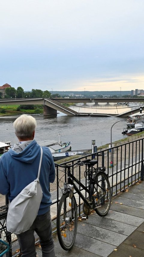 FOTO: Horor! Jembatan Carola di Jerman Ini Mendadak Ambruk Misterius