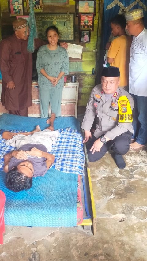 Jaga Kamtibmas Jelang Pilkada, Kapolres Rohil Kunjungi Warga Sakit Menahun