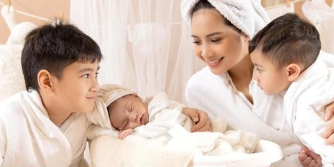 Potret Nagita Slavina Bareng Ketiga Buah Hatinya, Kompak Pakai Bathrobe & Handuk di Kepala sama Baby Lily