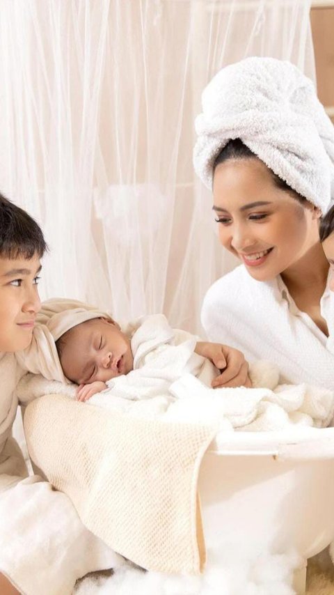 Potret Nagita Slavina Bareng Ketiga Buah Hatinya, Kompak Pakai Bathrobe & Handuk di Kepala sama Baby Lily