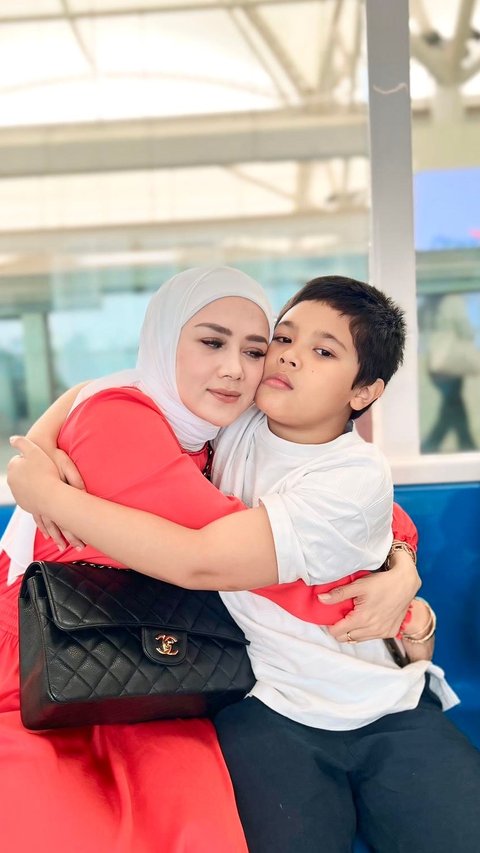 Momen Mulan Jameela Bareng sang Anak Naik MRT Dibanjiri Pujian 'Anak Ganteng Sehat-sehat ya'