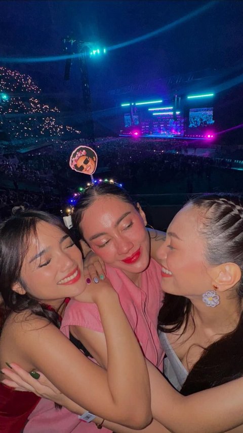 8 Potret Cantik Fuji saat Nonton Konser Bruno Mars di Jakarta, Kompak Banget Bareng Bestie