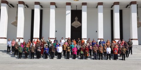 Momen Jokowi-Ma’ruf Bersama Menteri Kabinet Foto Bareng di Istana Baru