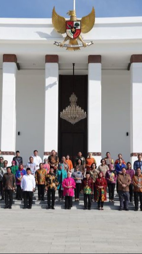 Momen Jokowi-Ma’ruf Bersama Menteri Kabinet Foto Bareng di Istana Baru