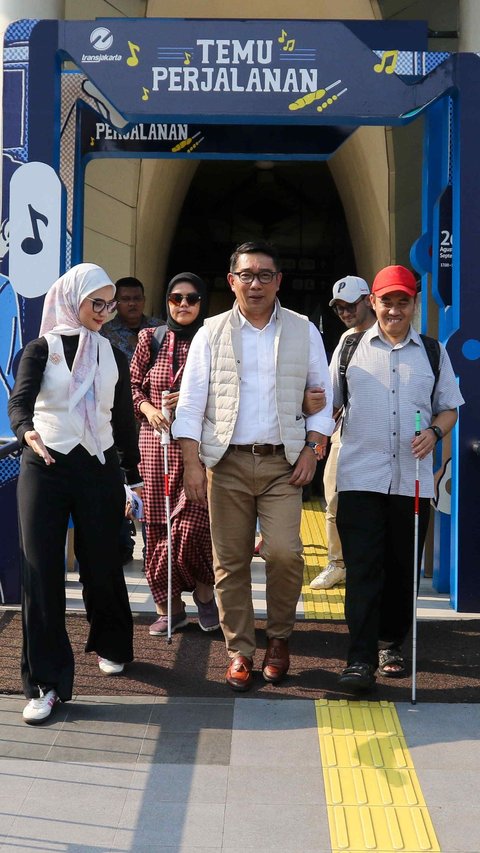 FOTO: Ridwan Kamil Ajak Penyandang Difabel Tinjau Akses Disabilitas di Halte Transjakarta