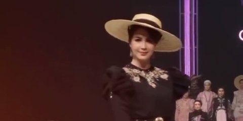 Deretan Foto Arumi Bachsin saat Tampil di Catwalk, Penampilannya Bak Bangsawan Eropa