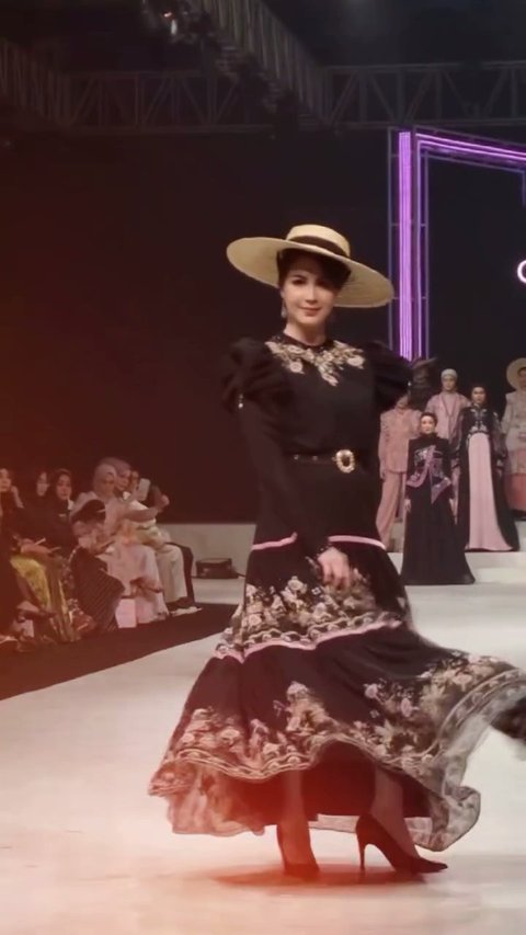 Deretan Foto Arumi Bachsin saat Tampil di Catwalk, Penampilannya Bak Bangsawan Eropa