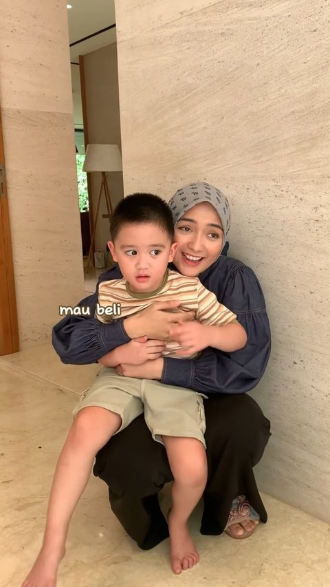 Foto-foto Athar Anak Citra Kirana Berani Pegang Ular Peliharaan Irfan Hakim,  Langsung Minta Dibelikan ke Sang Papa