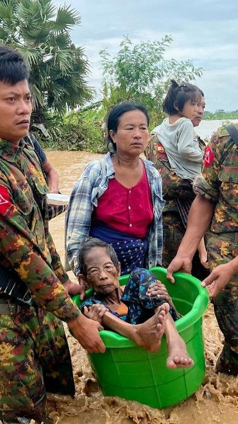 FOTO: Terjangan Topan Yagi Picu Banjir Dahsyat di Myanmar, Warga Dievakuasi Pakai Perahu hingga Ember