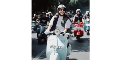 10 Foto Sintya Marisca Mengendarai Vespa, Penampilannya Curi Perhatian