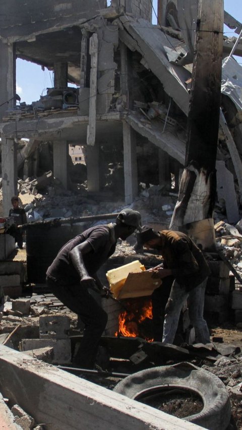 FOTO: Menolak Pasrah, Warga Jalur Gaza Hadapi Blokade Israel dengan Ciptakan Bahan Bakar dari Sampah