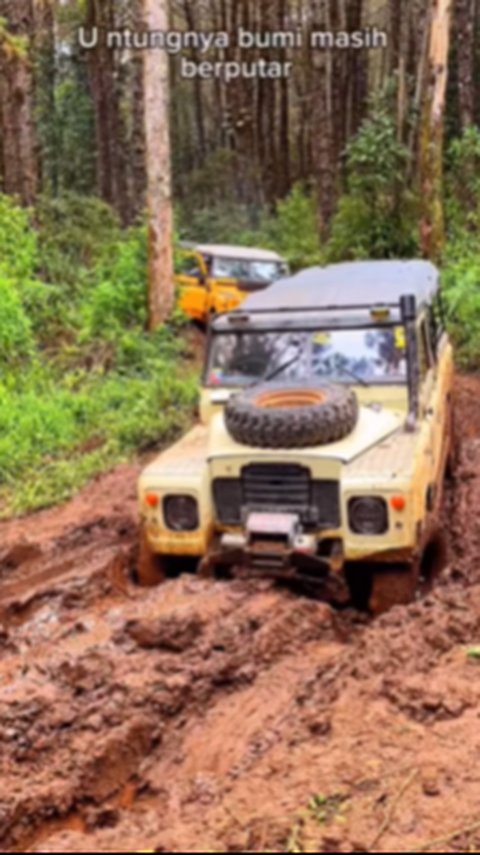 Mobil Pensiunan Komjen Polri Nyangkut saat Off Road, Terpaksa Jalan Kaki Gendong Cucu Nyaris Terpeleset