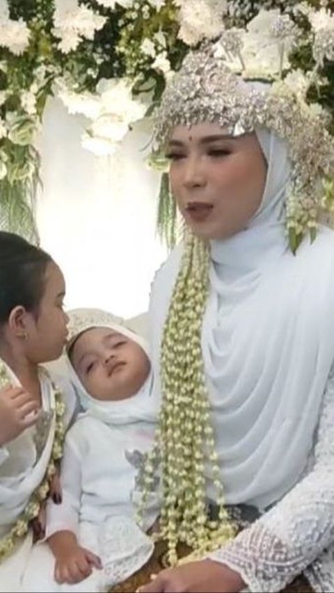 Potret Fitri Tropica & Suami Kembali Jadi Pengantin di Ultah Pernikahan Ke-10, 'Pernikahan' di Hadiri Anak-anak