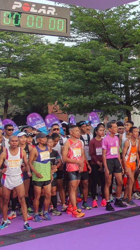 FOTO: Sandiaga Uno Lepas Ribuan Pelari Mengikuti Amartha 10x Run dari Gelora Bung Karno