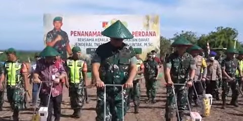 Turun Langsung ke kebun Berseragam Lengkap Kasad Pakai Topi Caping Tanam Jagung Untuk Swasembada Pangan