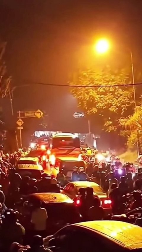 FOTO: Horor! Ini Penampakan Macet Parah di Jalan Raya Puncak Bogor hingga Sebabkan Seorang Meninggal Dunia