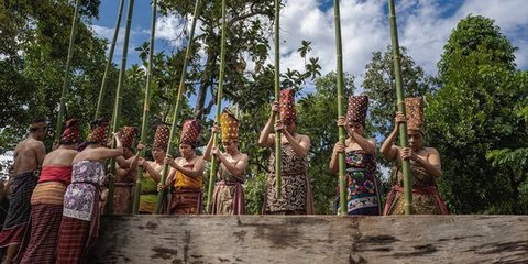 Cara Unik Warga Lombok Peringati Maulid Nabi, Kompak Menumbuk Padi Diiringi Musik Gamelan