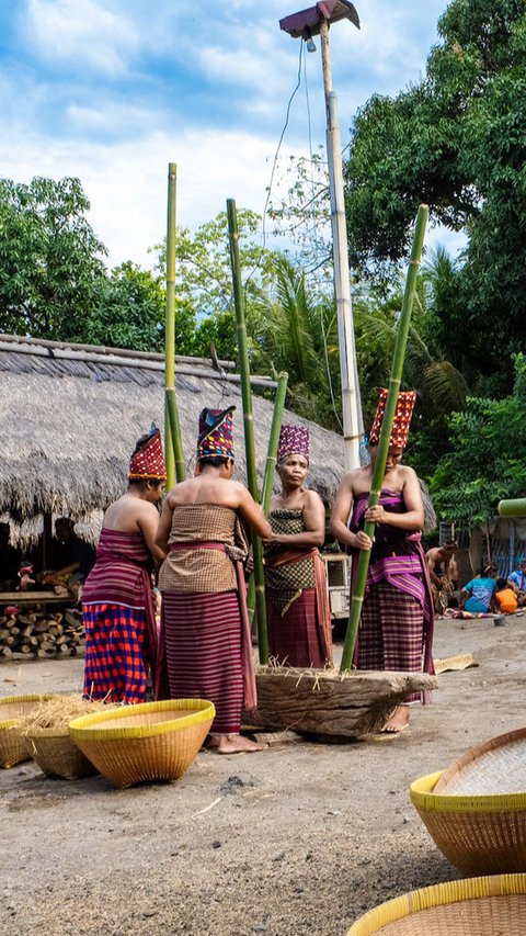 Cara Unik Warga Lombok Peringati Maulid Nabi, Kompak Menumbuk Padi Diiringi Musik Gamelan