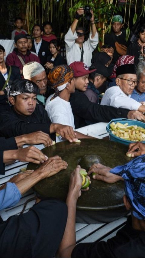 FOTO: Mengintip Tradisi Ngarumat Pusaka Saat Peringatan Maulid Nabi Muhammad