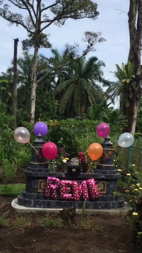 Viral Momen Pilu Orang Tua Rayakan Ultah Anaknya yang Sudah Meninggal, Kuburan Dihiasi Balon hingga Kue Ultah