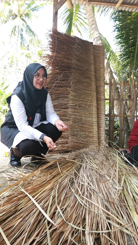 Pariwisata Menggeliat, Bawa Berkah bagi Usaha Anyaman Atap Ilalang di Desa Banyuwangi