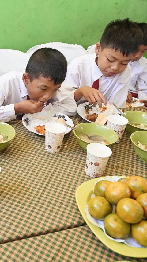 Ngantor di Desa, Bupati Ipuk Simulasi Program Makan Siang Bergizi