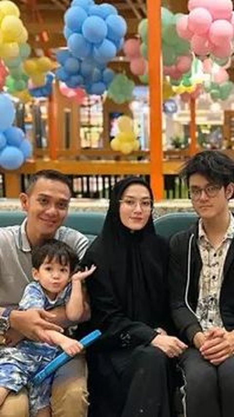 Definisi Keluarga Visual, Potret Lyra Virna dan Fadlan Muhammad Bersama 6 Anaknya yang Semua Menawan