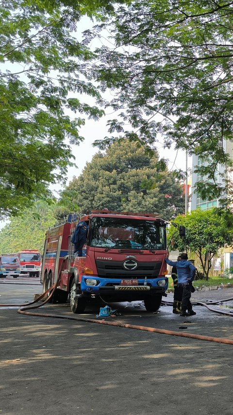 Belasan Jam Petugas Berjibaku Padamkan Kebakaran Gudang Ban dan Oli di BSD