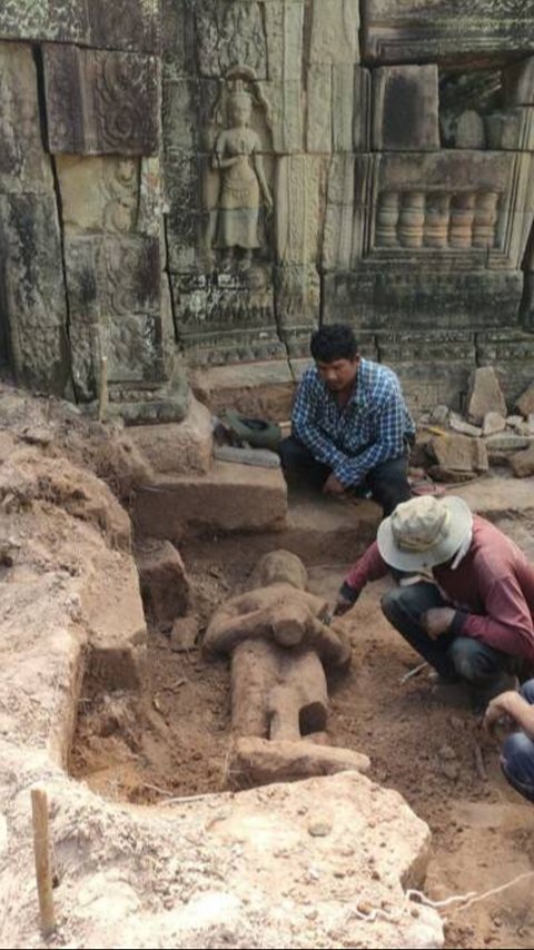 'Sosok' Penjaga Kuil Berusia 700 Tahun Ditemukan di Angkor Wat, Terkubur di Bawah Puing Reruntuhan