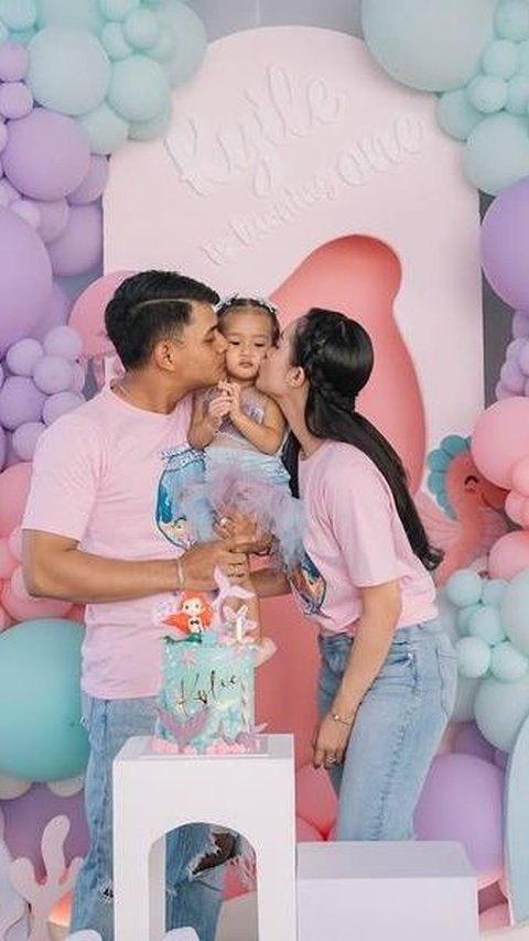 8 Foto Perayaan Ulang Tahun Pertama Anak Yeni Inka, Diselenggarakan Bersama Keluarga dan Tetangga