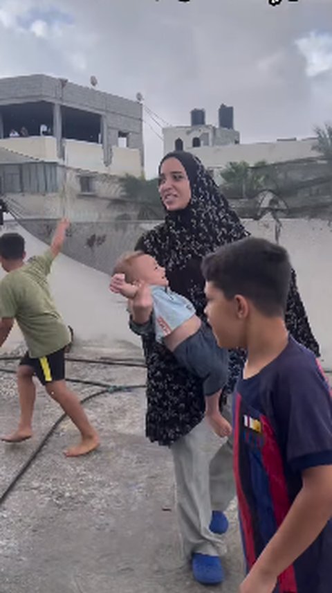 Momen Manis Ibu & Anak Gaza Bermain di Tengah Genosida Israel, saat Hujan Turun Langsung Berdoa Isinya Luar Biasa