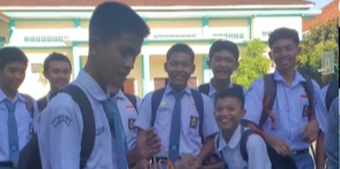 Ingat Romsi Siswa SMA Jalan Kaki Dibelikan Sepeda Teman-Teman Satu Kelas? Kini Dapat Kejutan Diberi Kambing di Sekolah