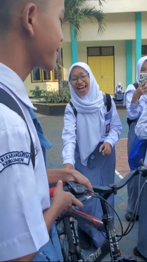 Kisah Romsi, Siswa SMA di Kebumen Dapat Sepeda dari Teman-temannya kini Dapat Hadiah Kambing dari Warganet