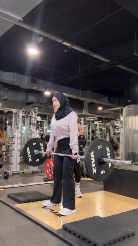 Jadi Ibu Dua Anak, ini Potret Aurel Hermansyah saat Latihan Angkat Beban di Gym Hingga Bikin Salfok Netizen 'Kuat Banget'