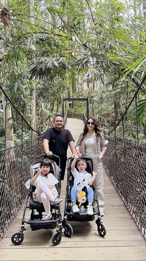 Momo Geisha Habiskan Liburan di Taman Safari Bersama Keluarga dan Ibu yang Duduk di Kursi Roda