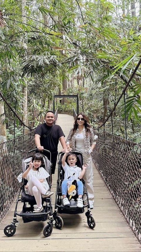 Potret Momo Geisha Bareng Keluarga Liburan ke Taman Safari, Dua Buah Hatinya Happy Banget