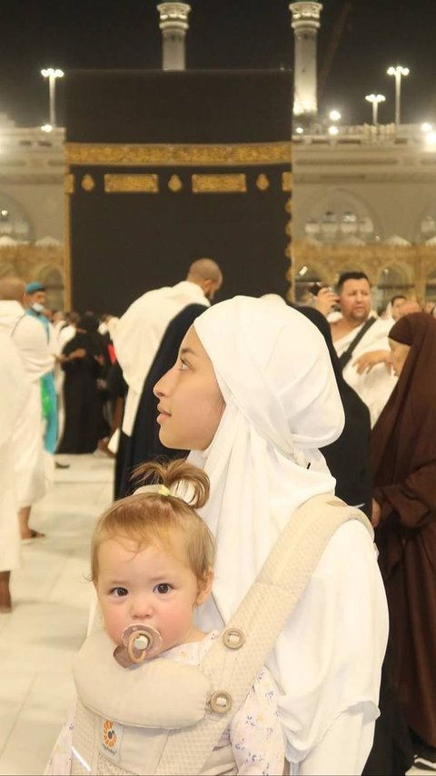 Potret Jennifer Coppen Umrah, Baby Kamari Sempat Tunjuk ke Atas Sambil Bilang 'Papa Dali' saat Tawaf