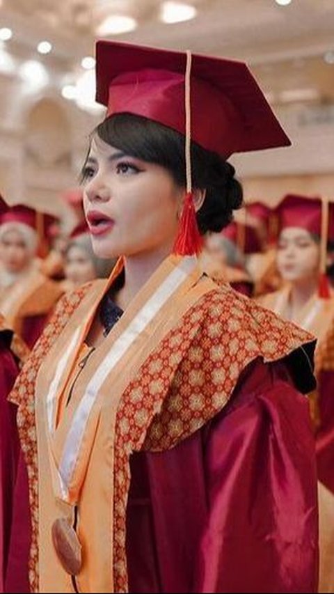 Cantik Kenakan Kebaya Biru, 8 Potret Wisuda Dinar Candy dan Alasan Kuliahnya