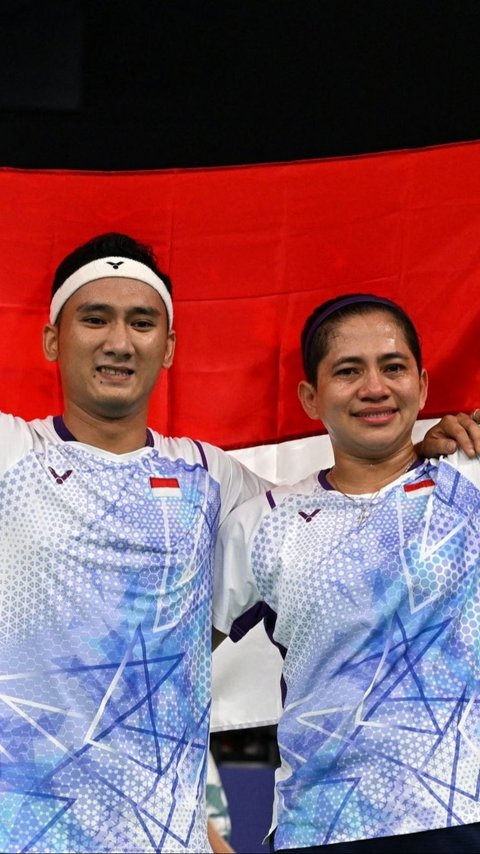 FOTO: Ganda Campuran Hikmat Ramdani dan Leani Ratri Oktila Raih Emas Pertama untuk Indonesia di Paralimpiade Paris 2024