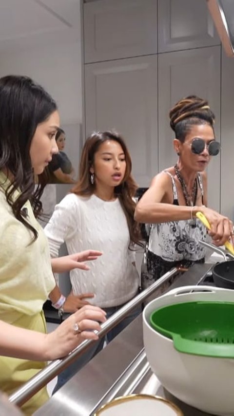 Potret Nagita Slavina Masak Bareng Mertua Jennifer Coppen, Vibes Berasa Diajarkan oleh Gordon Ramsay