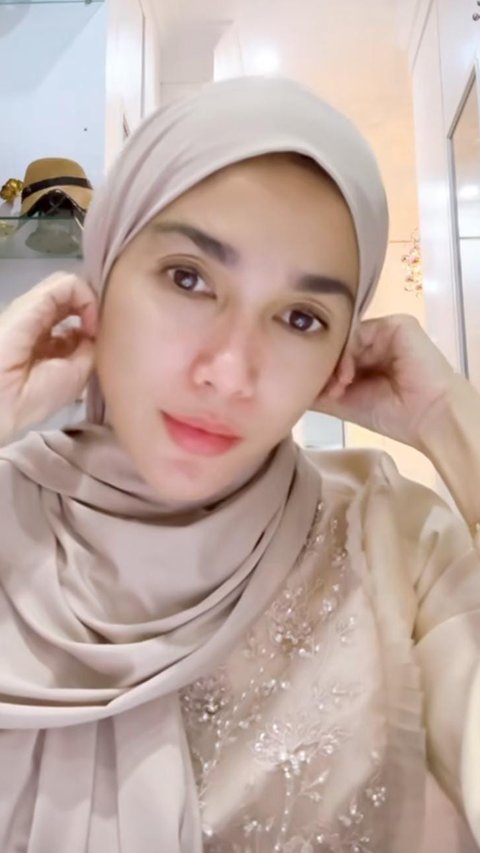 Cantik Bikin Pangling, Potret Ussy Sulistiawaty Berhijab Pancarkan Aura yang Bikin Hati Adem