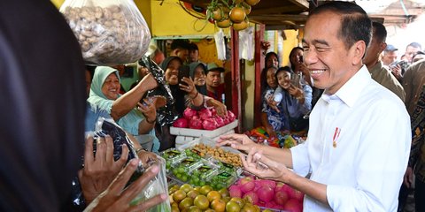 Pengakuan Pedagang Pasar Dukuh Kupang Gemetaran Terima Bingkisan dari Jokowi & Iriana