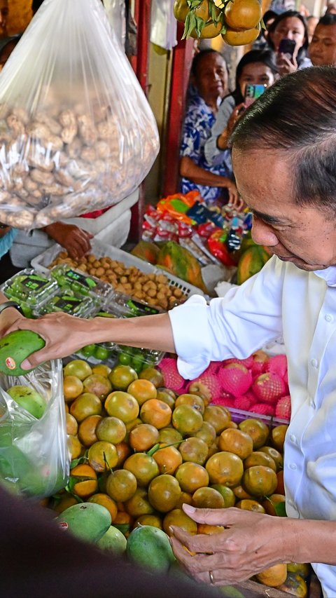 Pengakuan Pedagang Pasar Dukuh Kupang Gemetaran Terima Bingkisan dari Jokowi & Iriana