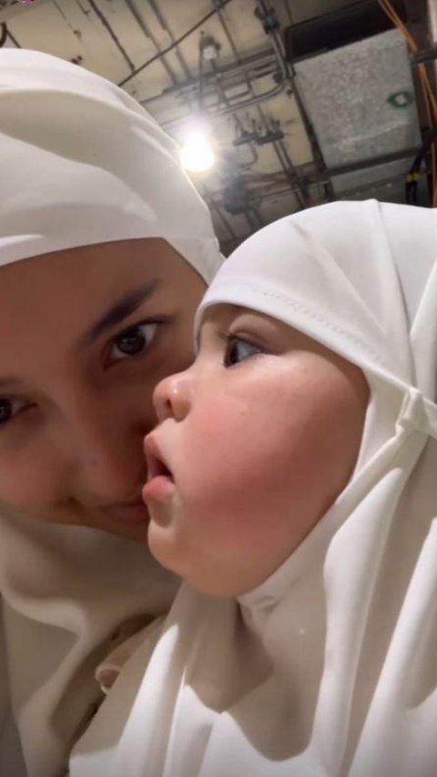 Kamari Temani Jennifer Coppen Umrah, Tampil Anggun dengan Hijab Kecil dan Sebut Papa Dali di Mekkah!