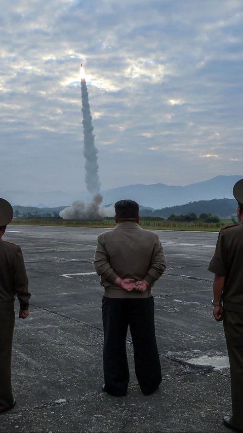 FOTO: Ngeri! Korea Utara Tembakkan Rudal Balistik Berhulu Ledak Monster