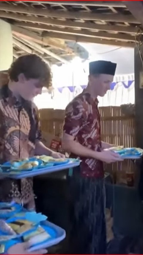 Curi Perhatian, Dua Bule Asal Swiss Ini Ikut Antar Makanan saat Tradisi Sinoman