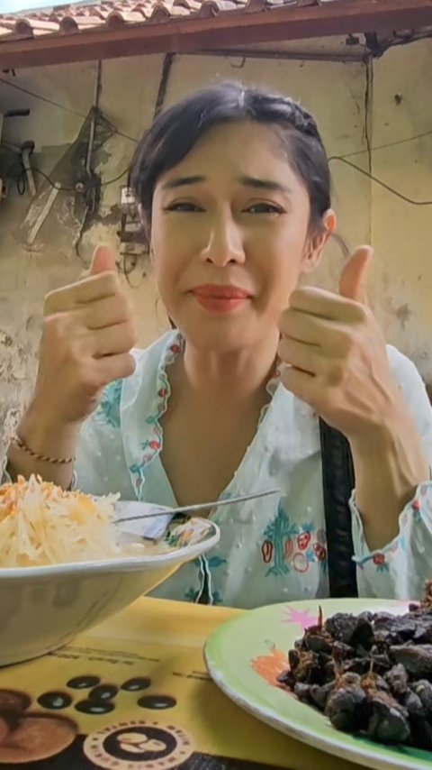 Ekspresi Keenakan Dian Sastro Cantik Berkebaya Putih Santap Makanan Istimewa, Tebak Makan Apa?